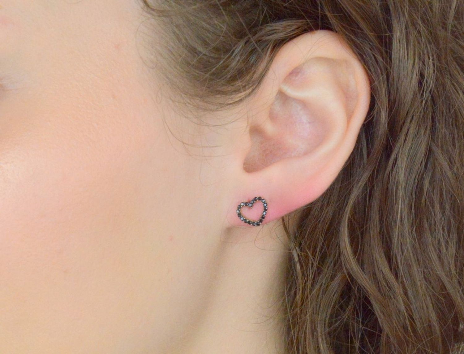 Złote kolczyki serca ozdobione czarnymi cyrkoniami KL 4796 - 333.jpg